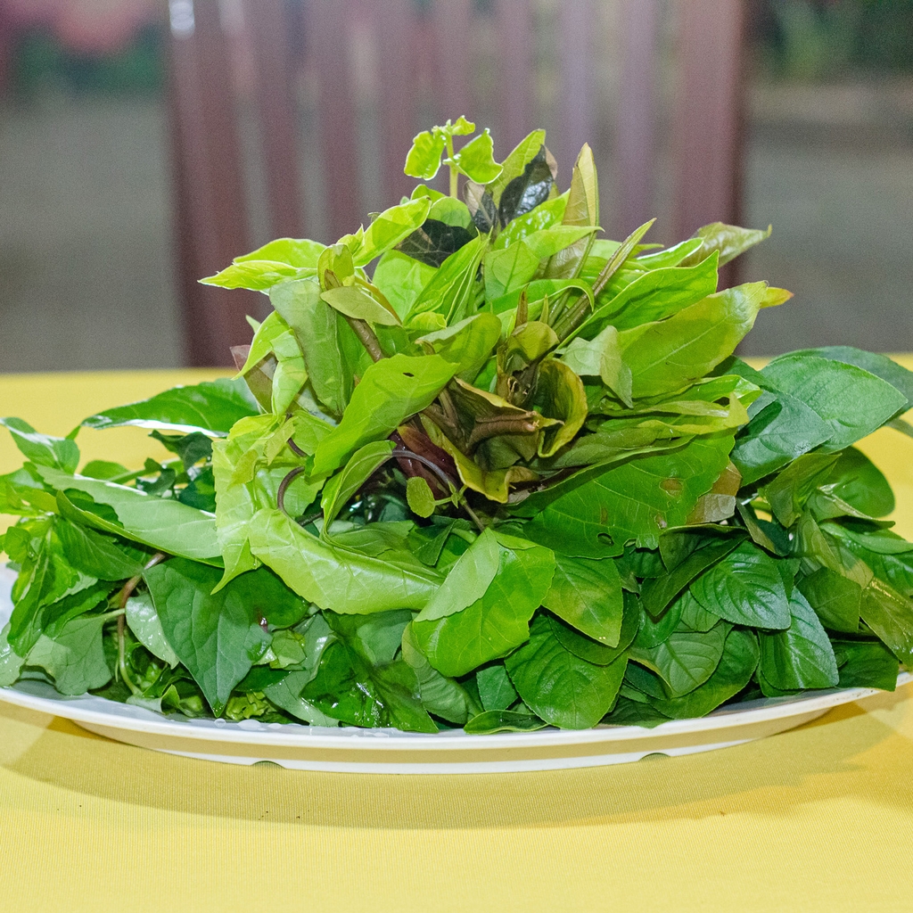 Mắm Tép Đu Đủ Cuốn Bánh Tráng Phơi Sương Và Rau Rừng