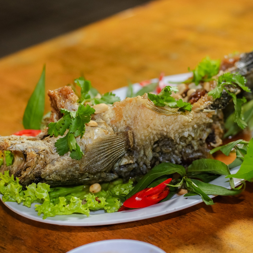 Cá Lóc Rang Me Cuốn Bánh Tráng Phơi Sương Và Rau Rừng