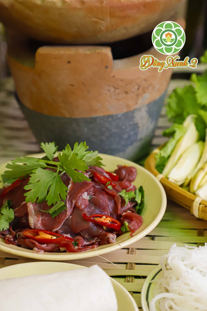 Bò Nhúng Giấm Cuốn Bánh Tráng Phơi Sương Và Rau Rừng