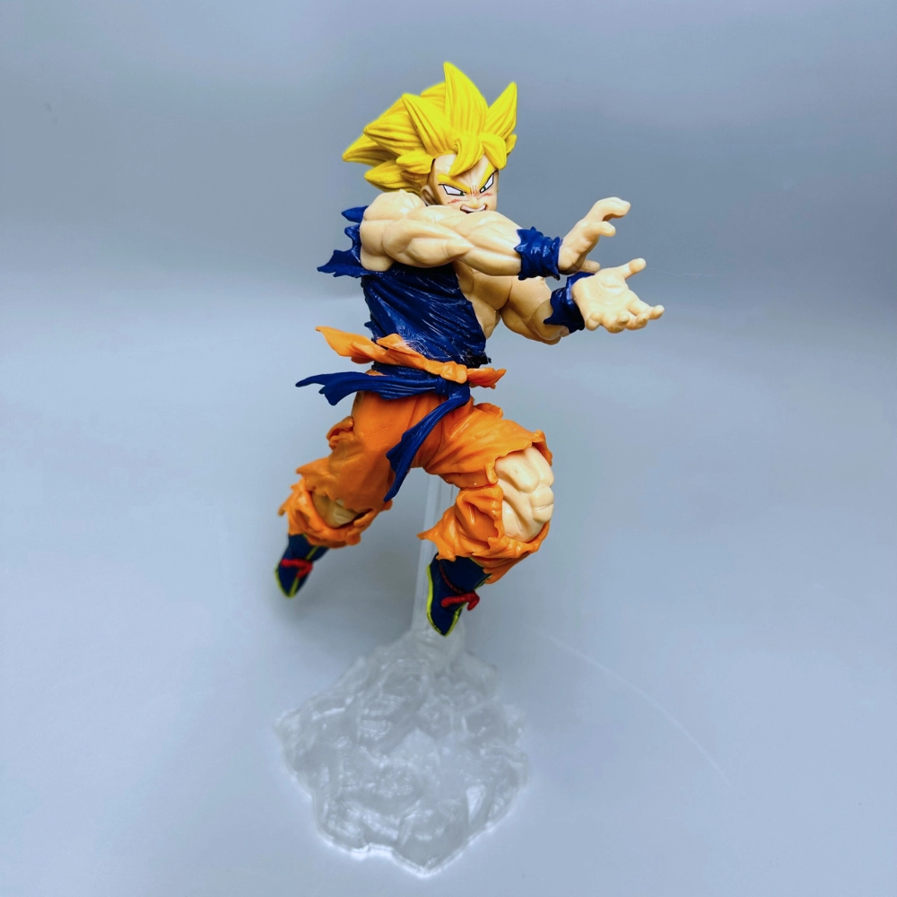 Mô hình chiến binh Ngọc rồng - goku đang đang vận công tung chưởng khi bay