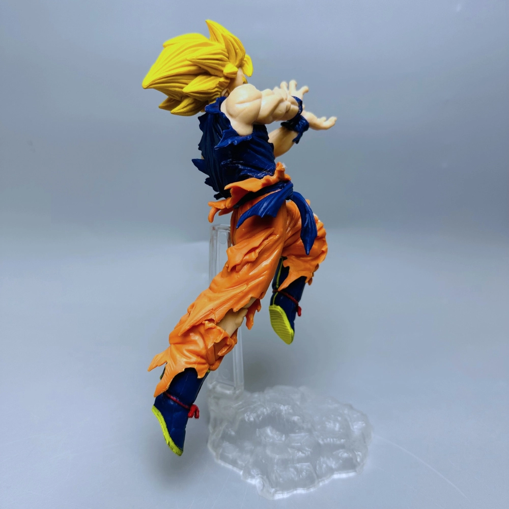 Mô hình chiến binh Ngọc rồng - goku đang đang vận công tung chưởng khi bay