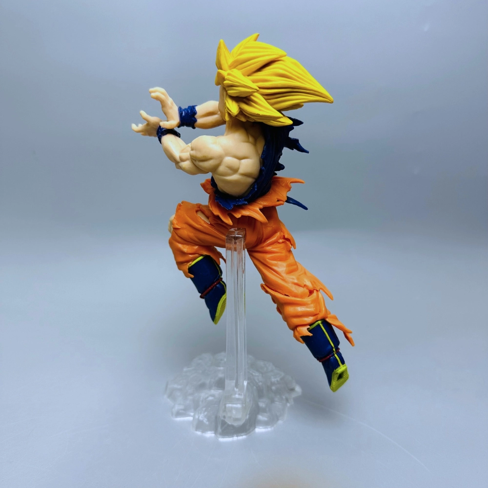 Mô hình chiến binh Ngọc rồng - goku đang đang vận công tung chưởng khi bay