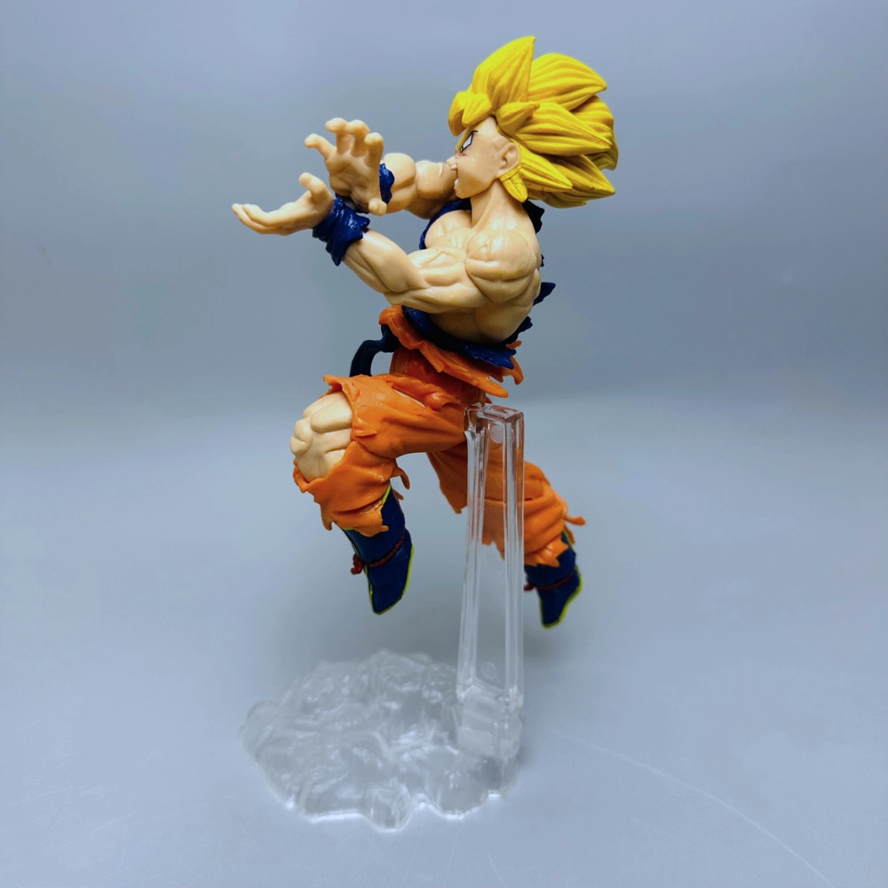Mô hình chiến binh Ngọc rồng - goku đang đang vận công tung chưởng khi bay