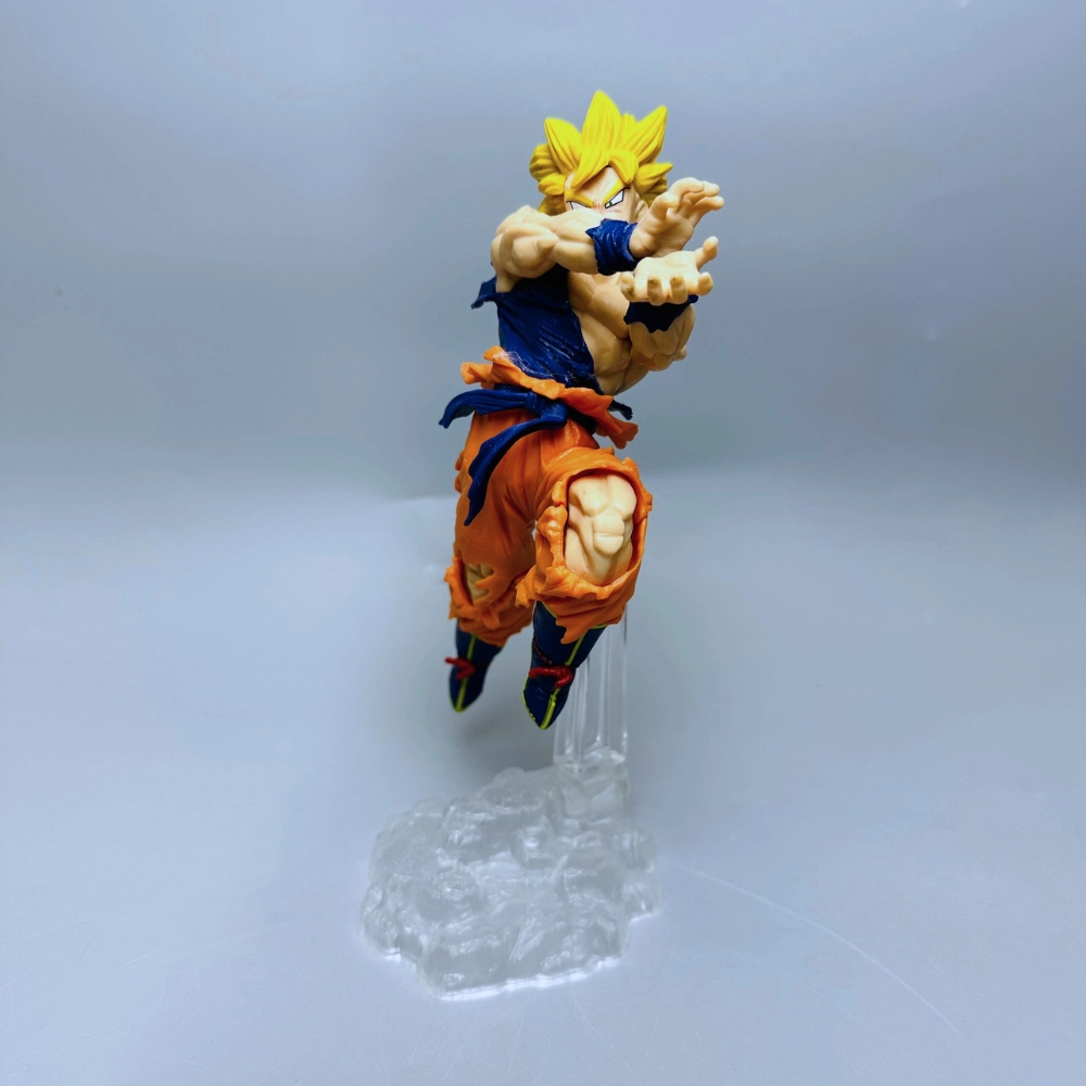 Mô hình chiến binh Ngọc rồng - goku đang đang vận công tung chưởng khi bay
