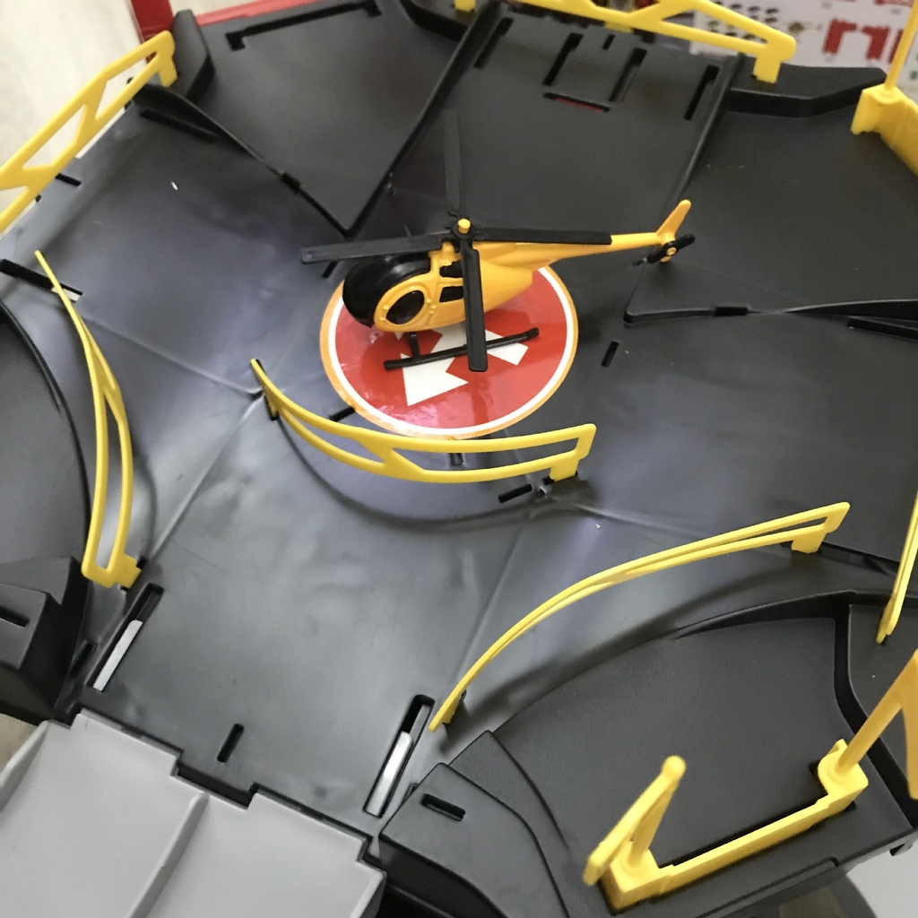 Hộp mô hình gara ô tô nhiều tầng kèm 04 xe ô tô và 01 máy bay trực thăng