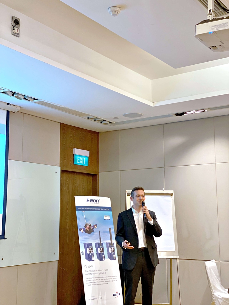 Ông Martin Rolland (Giám đốc phát triển kinh doanh Ewon tại HMS Networks) chia sẻ về các phương pháp, cách cải thiện bảo mật của khách hàng