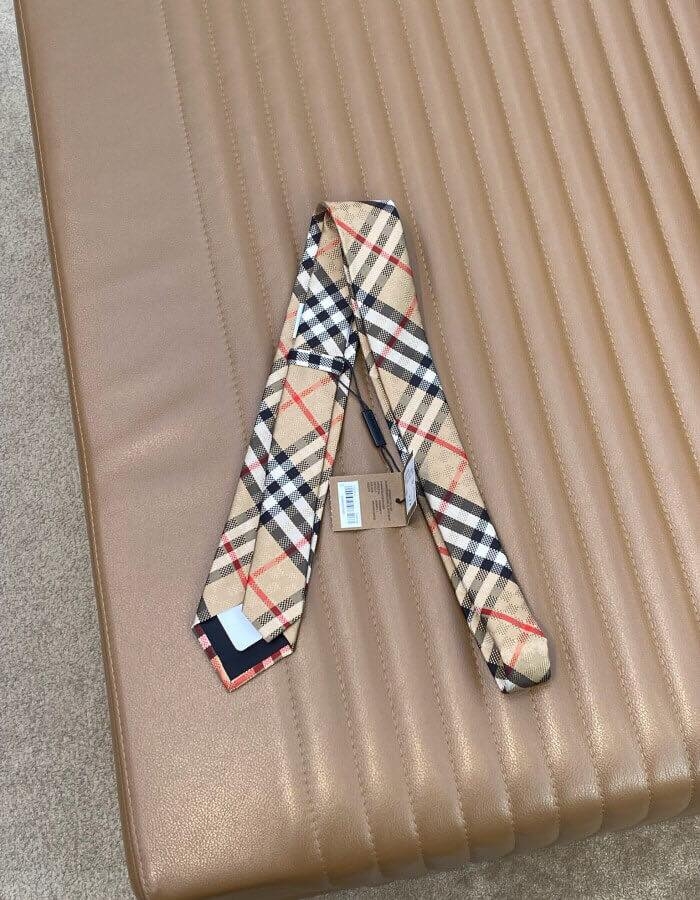 Cà vạt Burberry