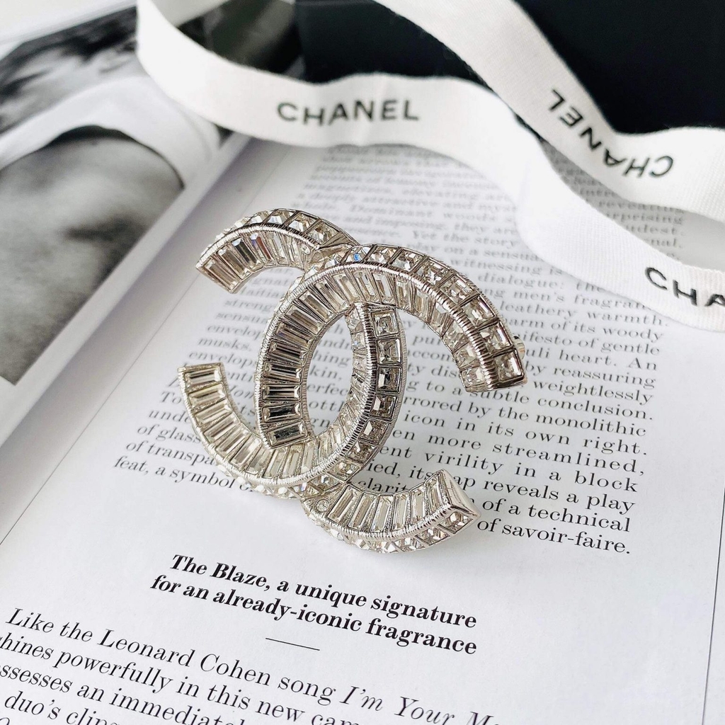 Cài áo Chanel CC Brooch