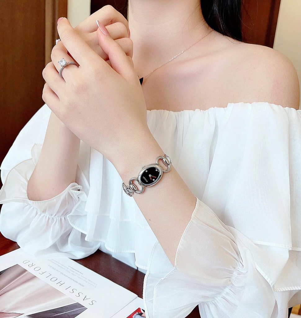 Đồng hồ dạng lắc 𝐆𝐮𝐜𝐜𝐢 𝐓𝐨𝐫𝐧𝐚𝐛𝐮𝐨𝐧𝐢 𝐁𝐥𝐚𝐜𝐤 𝐃𝐢𝐚𝐦𝐨𝐧𝐝 𝐃𝐢𝐚𝐥 𝐁𝐚𝐧𝐠𝐥𝐞 𝐁𝐫𝐚𝐜𝐞𝐥𝐞𝐭 𝐖𝐨𝐦𝐞𝐧'𝐬 𝐖𝐚𝐭𝐜𝐡 𝐘𝐀𝟏𝟏𝟖𝟓𝟎𝟑