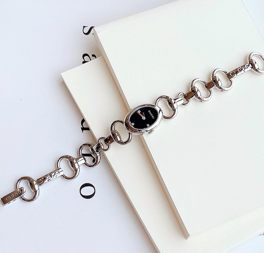 Đồng hồ dạng lắc 𝐆𝐮𝐜𝐜𝐢 𝐓𝐨𝐫𝐧𝐚𝐛𝐮𝐨𝐧𝐢 𝐁𝐥𝐚𝐜𝐤 𝐃𝐢𝐚𝐦𝐨𝐧𝐝 𝐃𝐢𝐚𝐥 𝐁𝐚𝐧𝐠𝐥𝐞 𝐁𝐫𝐚𝐜𝐞𝐥𝐞𝐭 𝐖𝐨𝐦𝐞𝐧'𝐬 𝐖𝐚𝐭𝐜𝐡 𝐘𝐀𝟏𝟏𝟖𝟓𝟎𝟑