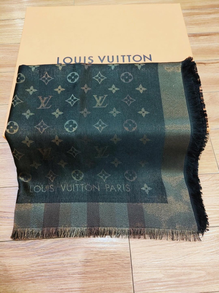 Khăn Louis Vuitton
