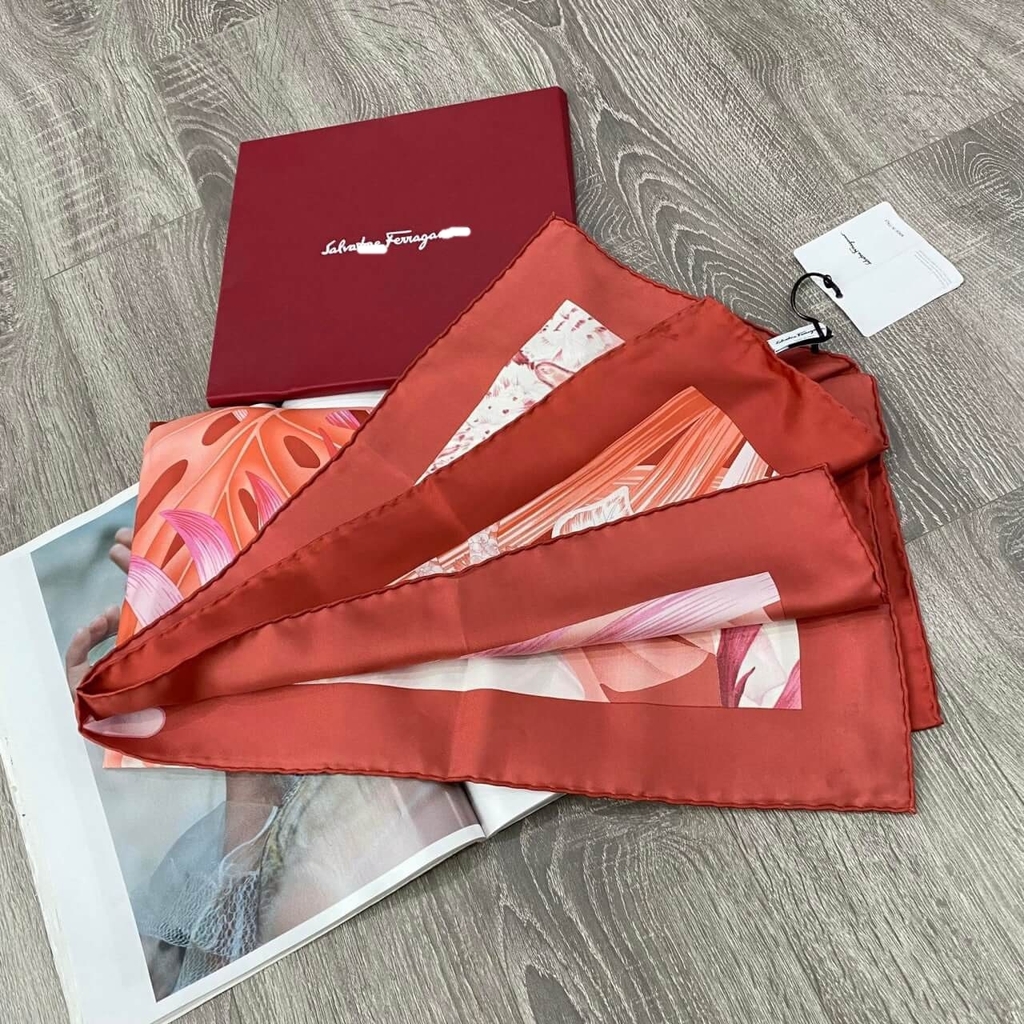Khăn lụa Salvatore Ferragamo
