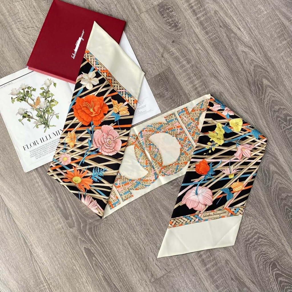 Khăn lụa Salvatore Ferragamo