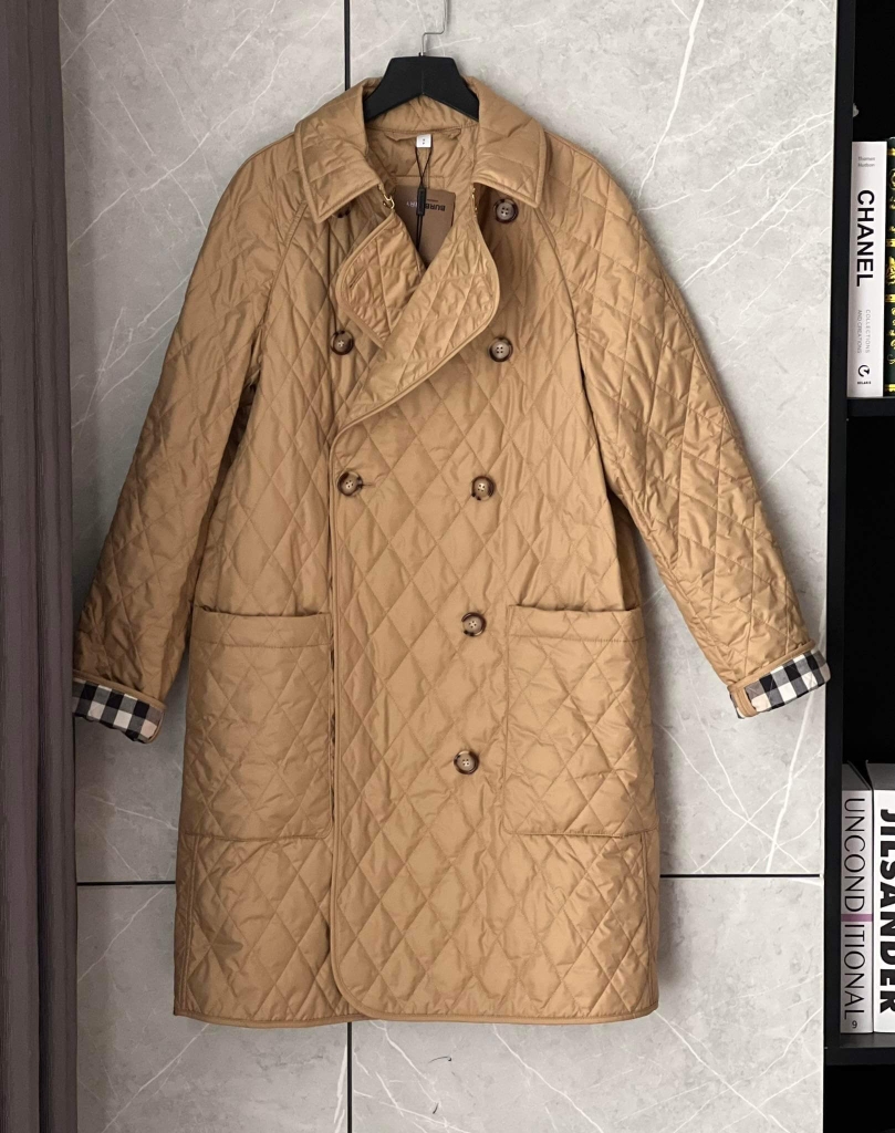 Khoác trần trám Burberry