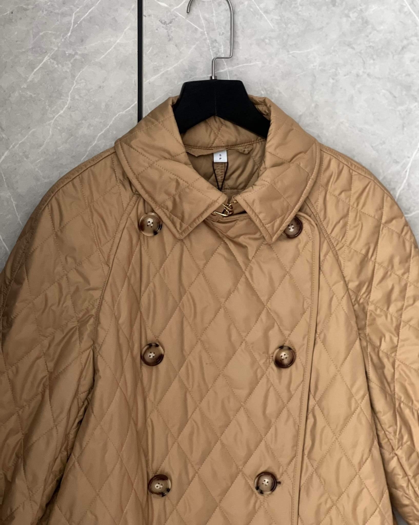 Khoác trần trám Burberry