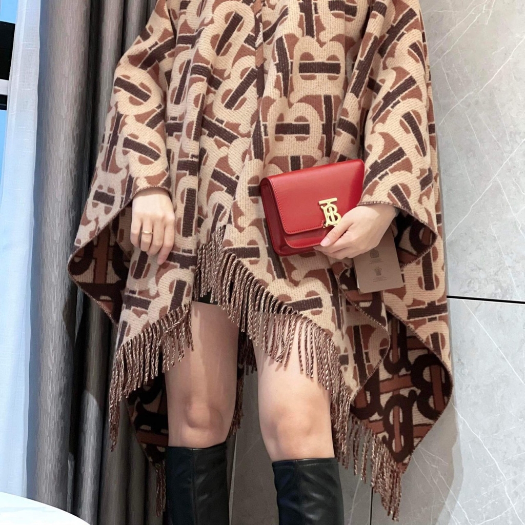 Áo choàng Burberry chữ TB