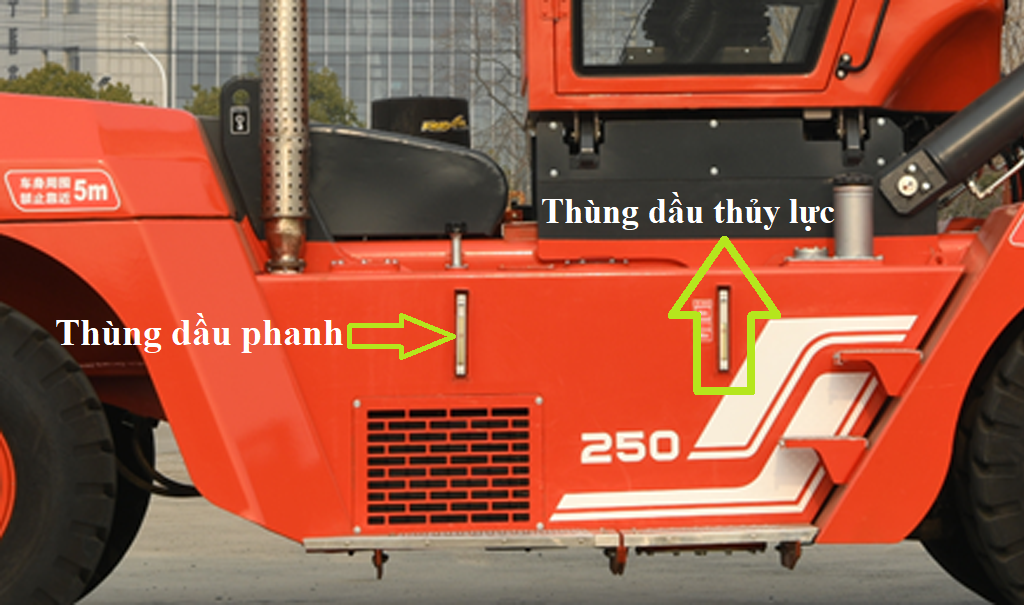 mức canh dầu thủy lực trên xe nâng Heli 25 tấn