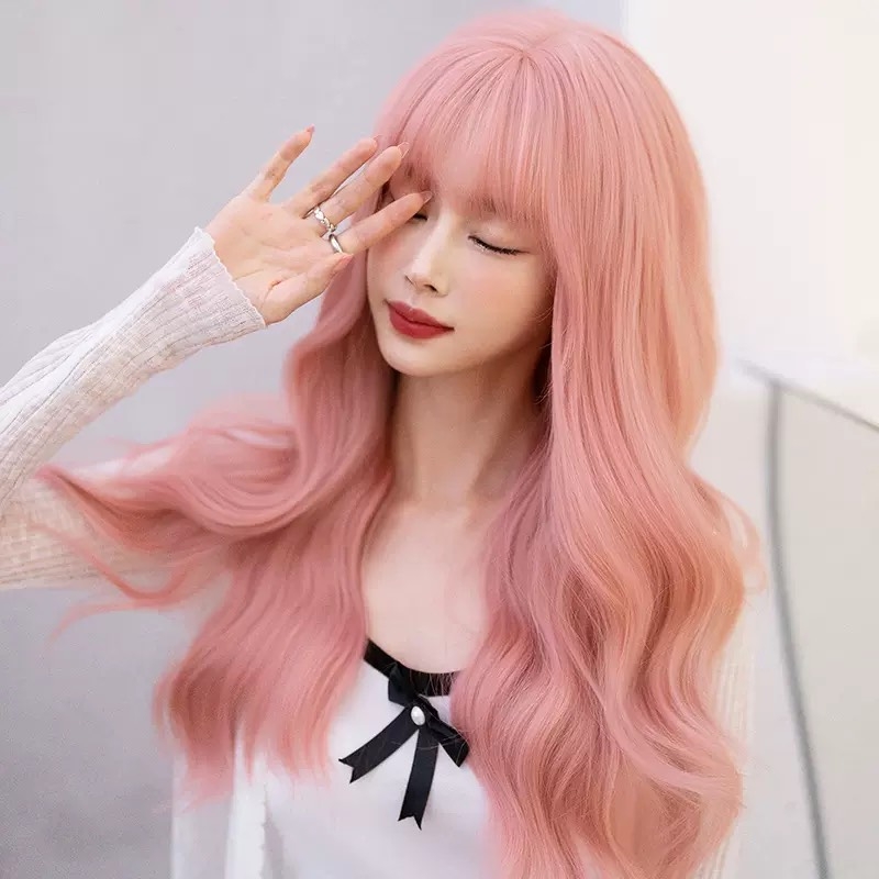 Tóc giả xoăn layer hồng đào: Thêm sự cổ điển cho vẻ ngoài của bạn với kiểu tóc giả xoăn layer hồng đào. Với những đuôi xoắn nheo và tông màu đỏ hồng tươi sáng, bạn sẽ trở nên hoàn hảo và duyên dáng hơn bao giờ hết.