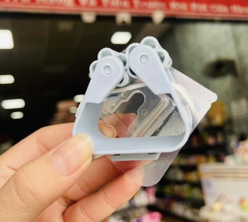 Kẹp treo dụng cụ vệ sinh và chổi lau nhà, kẹp treo đồ gia dụng dán tường đa năng (1)
