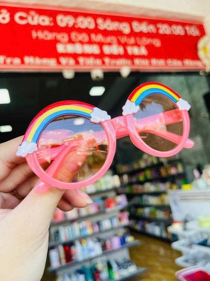 Mắt kính cầu vòng dễ thương cho bé đi du lịch (2)