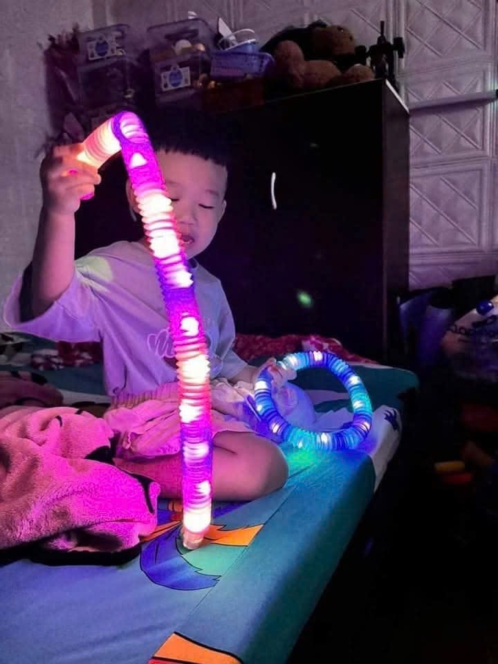 Ống Nhựa Lò Xo Cõ Giãn Có Led Cho Bé (1)