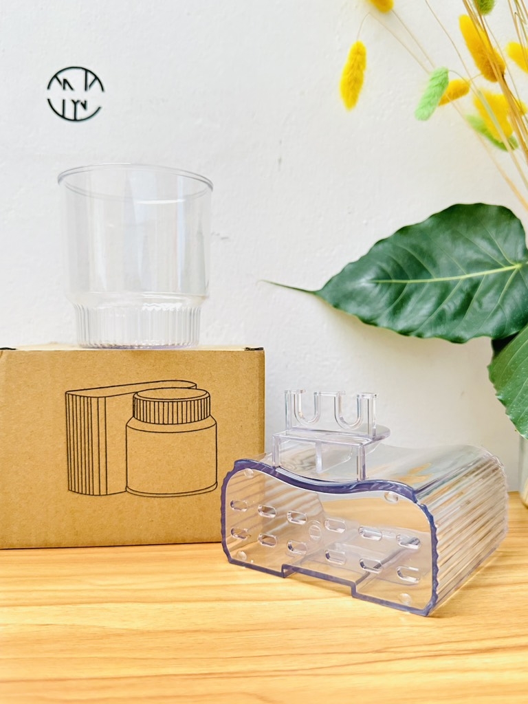 KỆ DÁN TƯỜNG ĐỰNG BÀN CHẢI TRONG SUỐT KÈM CỐC (4)