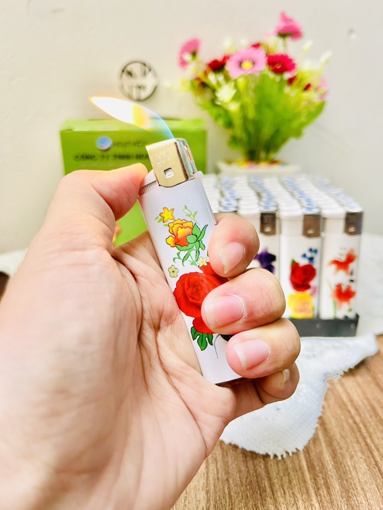 QUẸT BẬT LỬA BẤM TRÁI TÁO, HOA VIỆT (0,5) (hộp 50c) '