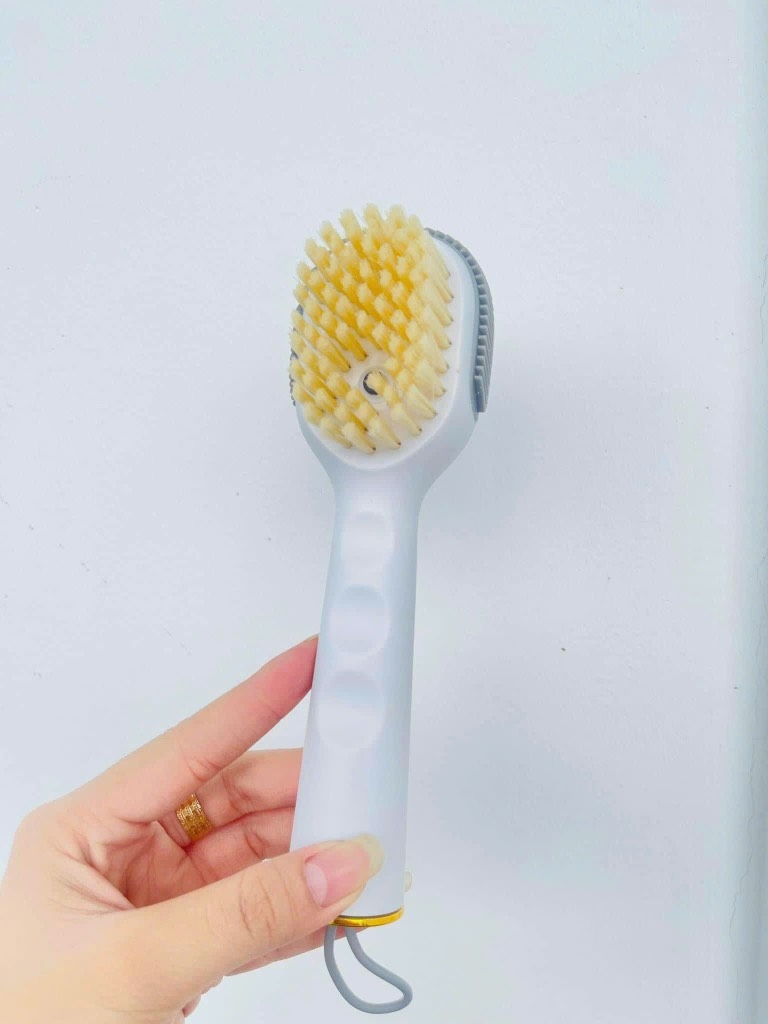 Bàn chải chà giày có ngăn đựng xà phòng (1)