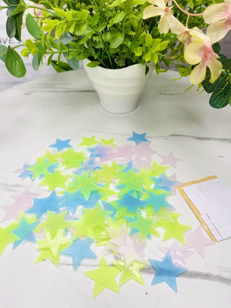 BỊCH 90-100 NGÔI SAO PHÁT SÁNG DÁN DECOR PHÒNG ( trước khi dán nên phơi nắng hoặc để dưới ánh đèn 4-6h) (1)