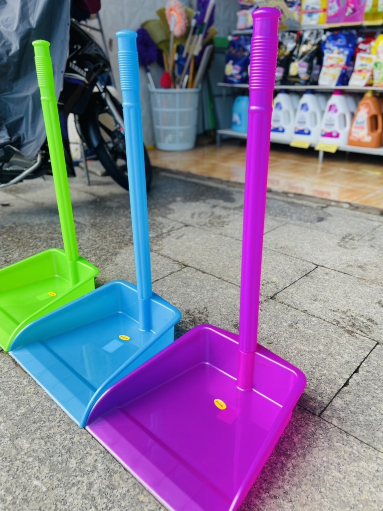 KI XÚC RÁC NHỰA CÁN DÀI SIZE TO HÀNG CTY (2)