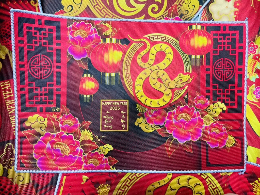 THẢM LÓT CHÂN CHỐNG TRƯỢT 40x60cm BẢN TẾT 2025 (MUA 5 TẶNG 1)