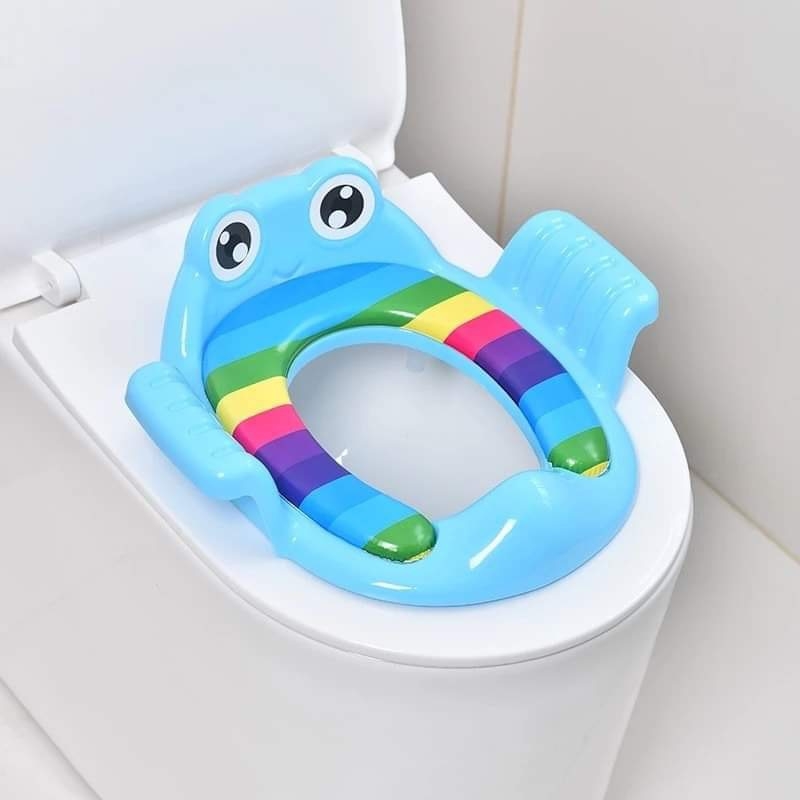 Miếng lót thu gọn bồn cầu cho bé có tay vịnh (6₫
