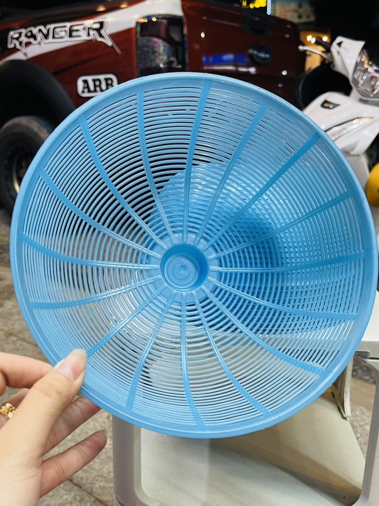 LỒNG BÀN NHỰA 22cm ĐẬY THỨC ĂN (1)