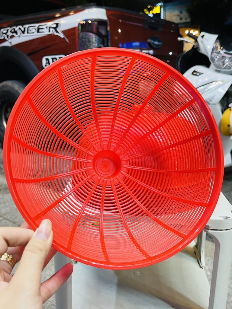 LỒNG BÀN NHỰA 22cm ĐẬY THỨC ĂN (1)