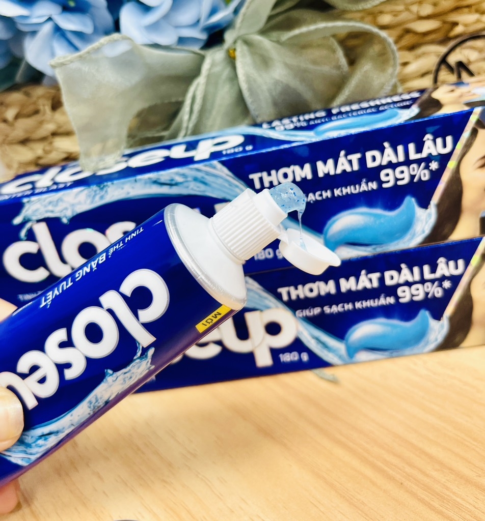 KEM ĐÁNH RĂNG CLOSEUP 180g BĂNG TUYẾT