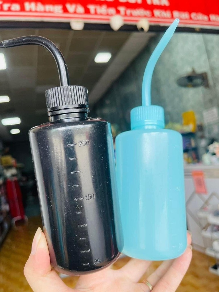 BÌNH TƯỚI CÂY 250ml VÒI CONG (1)