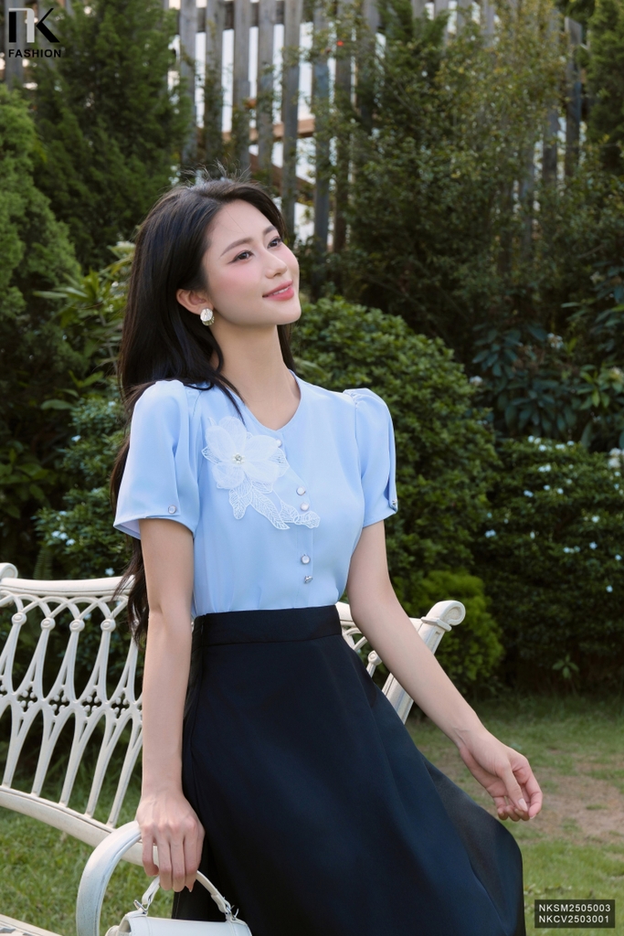 Sơ mi  hoa ngực bo gấu mới lạ, tinh tế NKSM2505003