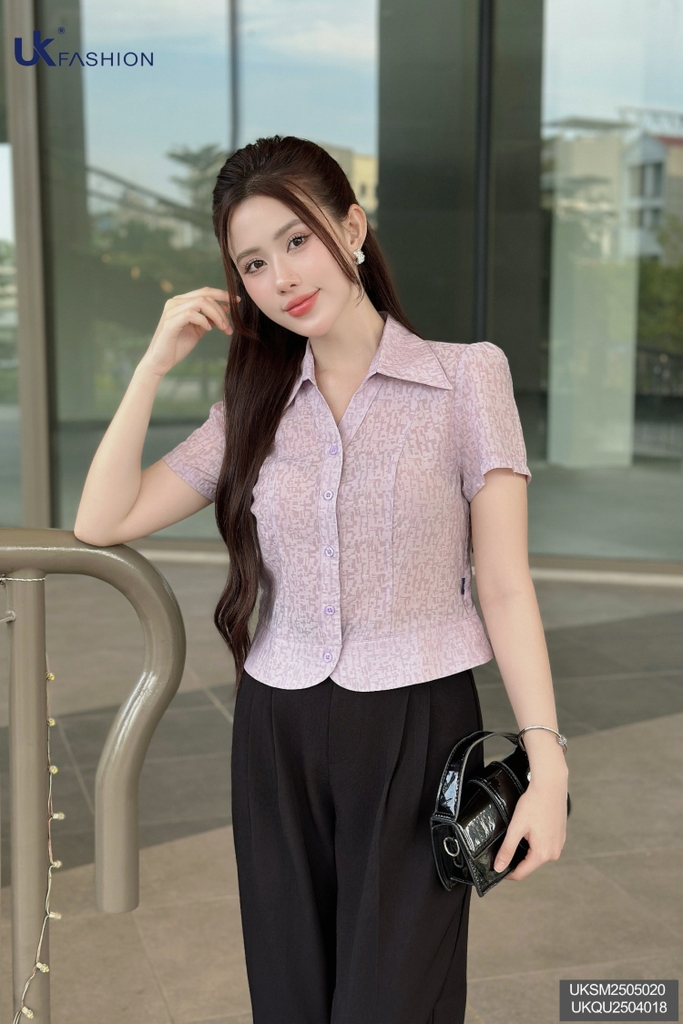 Sơ mi họa tiết bo gấu V cổ siêu xinh UKSM2505020