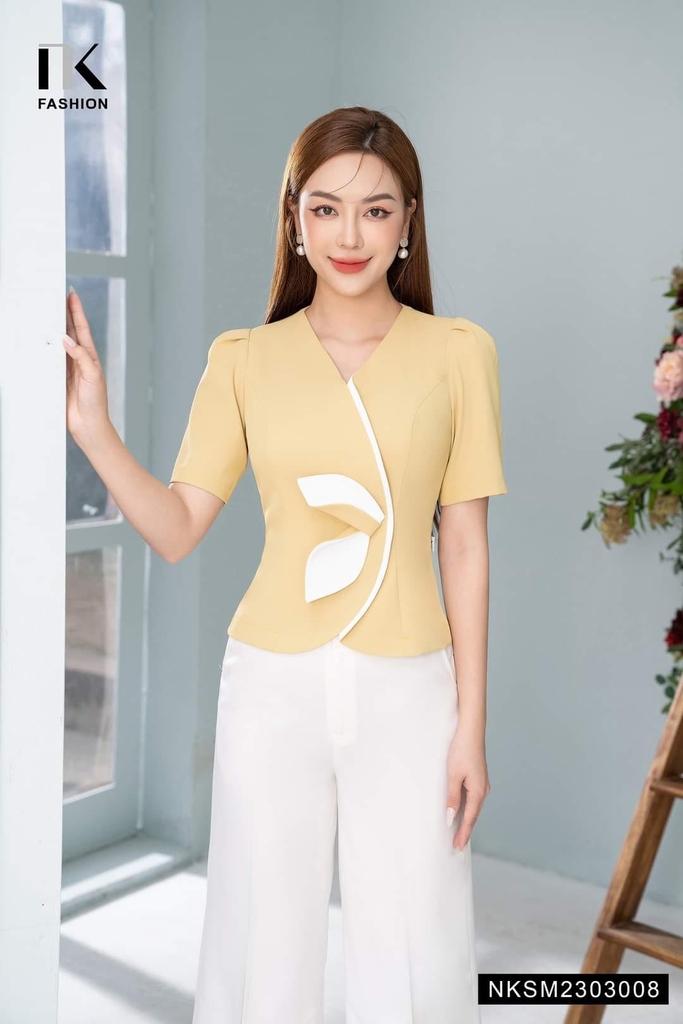 Áo Sơ Mi Dáng Ôm Cổ V Phối Nẹp Hoa Gập NKSM2303008