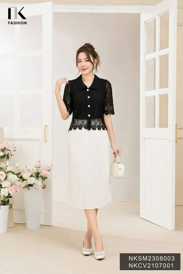 Áo Sơ Mi Ren Dáng Ôm Nẹp Cúc Cổ Sen Cuốn Hút NKSM2308003