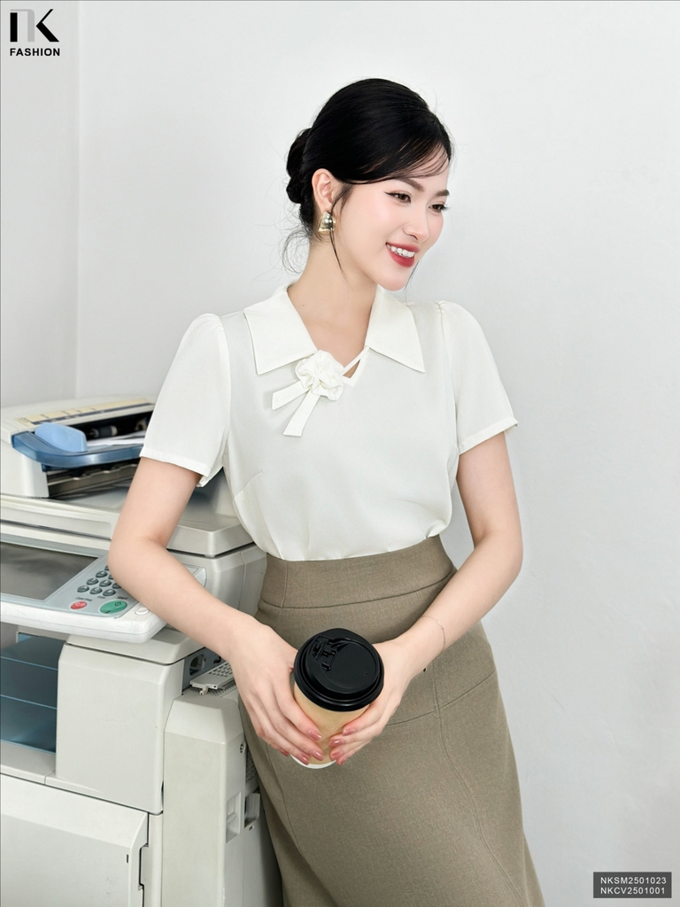 Áo sơ mi lá cổ V đính hoa kiểu mới, màu sắc nhã nhặn NKSM2501023