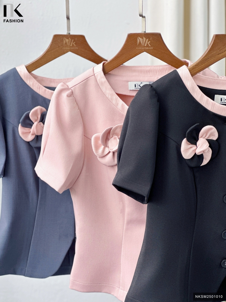 Sơ mi phối cổ hoa ngực xinh xắn, điệu đà, ghép set sang chảnh NKSM2501010 ( Không kèm CV/QU/PK)