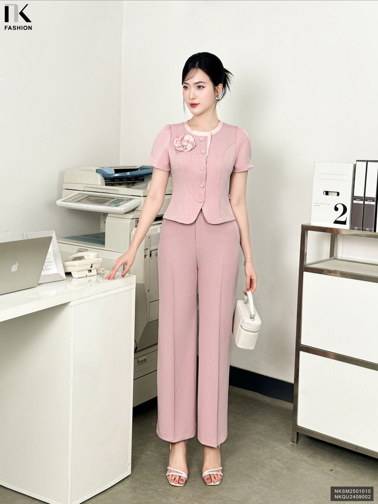Sơ mi phối cổ hoa ngực xinh xắn, điệu đà, ghép set sang chảnh NKSM2501010 ( Không kèm CV/QU/PK)