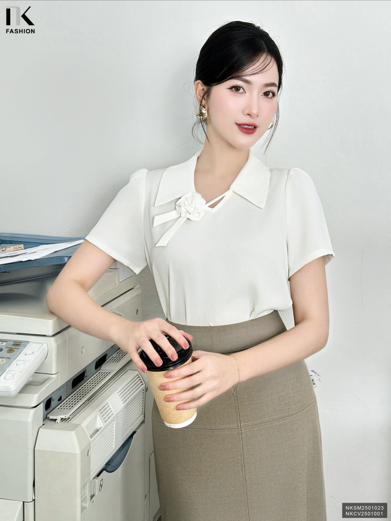 Áo sơ mi lá cổ V đính hoa kiểu mới, màu sắc nhã nhặn NKSM2501023