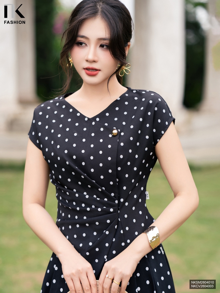 Sơ mi vai chờm chấm bi xếp eo kiểu dáng hot NKSM2604010