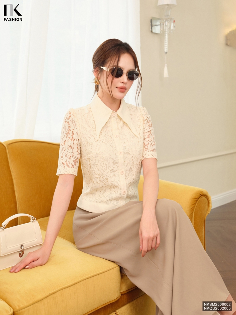 Sơ mi ren croptop phối gấu nẹp cổ xinh xắn, điệu NKSM2508002
