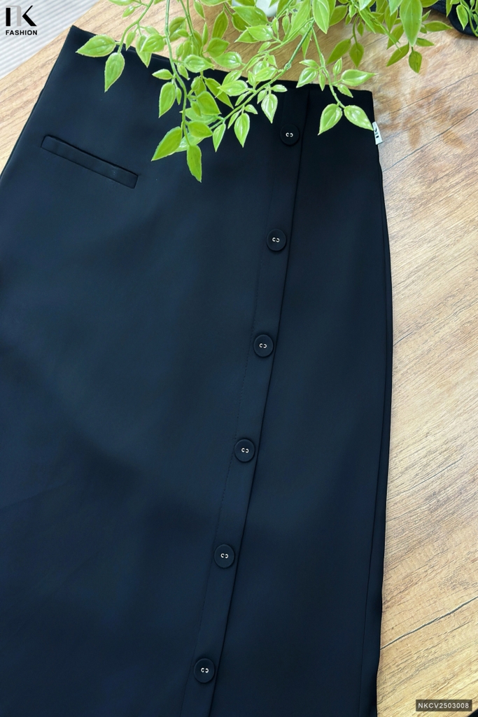 Chân váy suông đuôi cá cúc bọc dễ mặc NKCV2503008