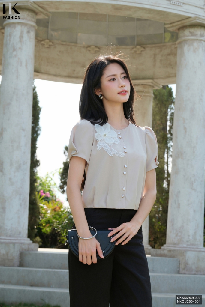Sơ mi  hoa ngực bo gấu mới lạ, tinh tế NKSM2505003