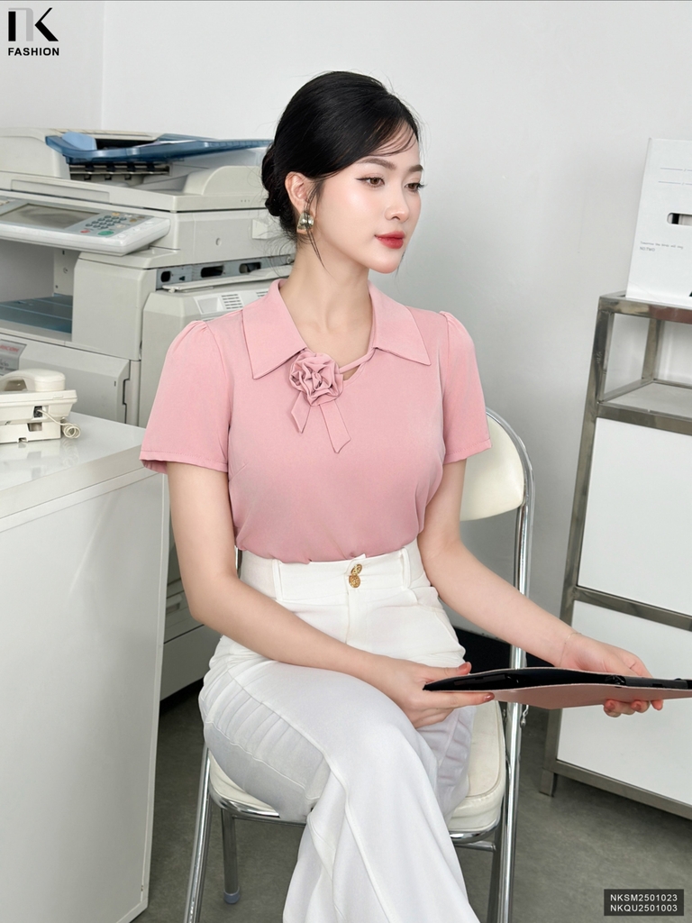 Áo sơ mi lá cổ V đính hoa kiểu mới, màu sắc nhã nhặn NKSM2501023