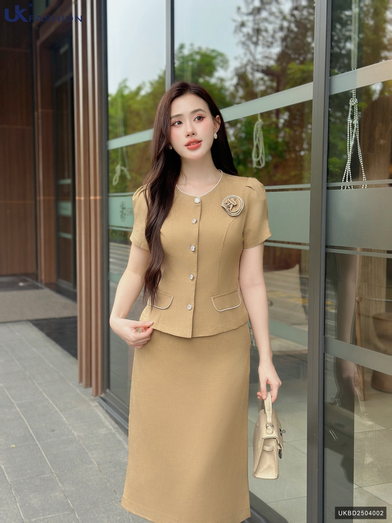Set sơ mi lé hoa ngực + chân váy A sang xịn, màu sắc nhã nhặn, dễ mặc ( Bao gồm cả áo + chân váy) UKBD2504002